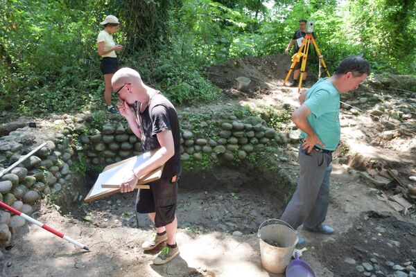 В прошлом году были найдены свинцовый саркофаг и скоба деревянного седла. Все находки передаются Абхазскому государственному музею. - Sputnik Абхазия