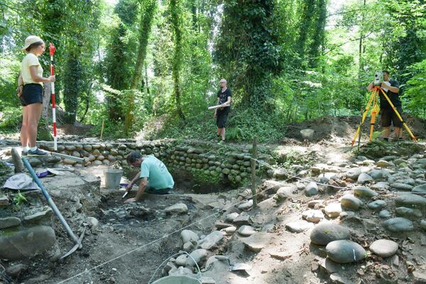 Абхазские и российские ученые раскапывают древний город в Очамчрые - Sputnik Абхазия