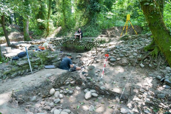 Археологи раскопали три древних захоронения рядом с храмом. - Sputnik Абхазия