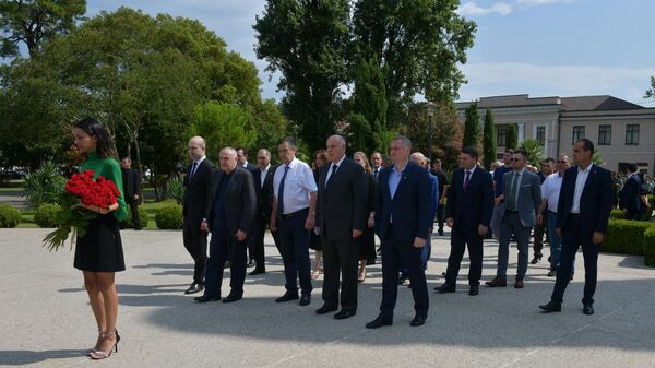 Аслан Бжания, Бадра Гунба, Александр Анкваб, Лаша Ашуба, Михаил Шургалин возложили цветы к Мемориалу в Парке Славы в Сухуме в день 30-летия начала Отечественной войны народа Абхазии 1992-1993 гг. - Sputnik Абхазия