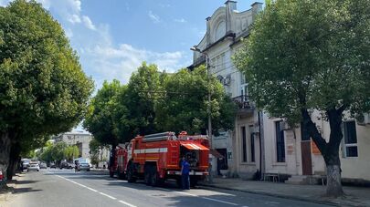 Загорелось чердачное помещение детской поликлиники в Сухуме