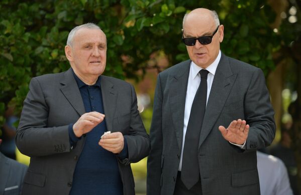 Аслан Бжания и премьер-министр Абхазии Александр Анкваб. - Sputnik Абхазия