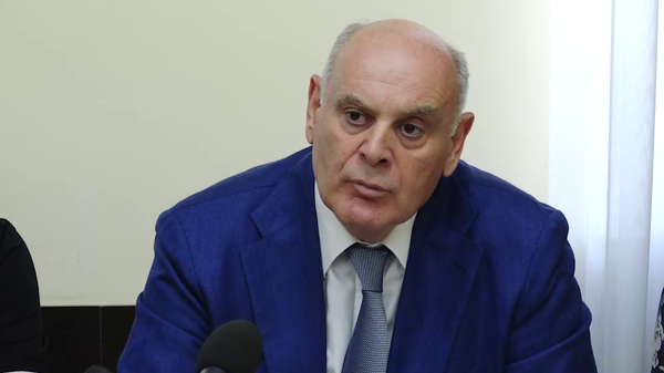 Инвестиции, бизнес и передачу госдачи обсудил Бжания с членами Общественной палаты - Sputnik Абхазия