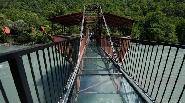 Пропасть под ногами: стеклянный мост в Бзыбском ущелье - Sputnik Абхазия