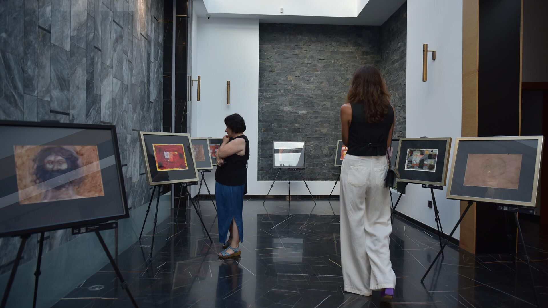 Выставка картин Аллюзия античности открылась в музее Банка Абхазии  - Sputnik Абхазия, 1920, 18.08.2022