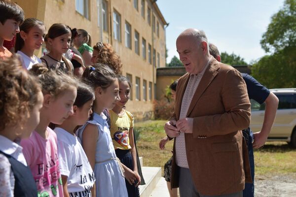 Аслан Бжания в Тамышской школе  - Sputnik Абхазия