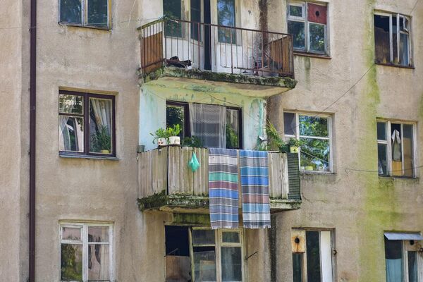 Соседями жители пятиэтажек похвастаться не могут, но, как признаются сами, свой покой и чистый воздух променять на лучшие условия не готовы. - Sputnik Абхазия