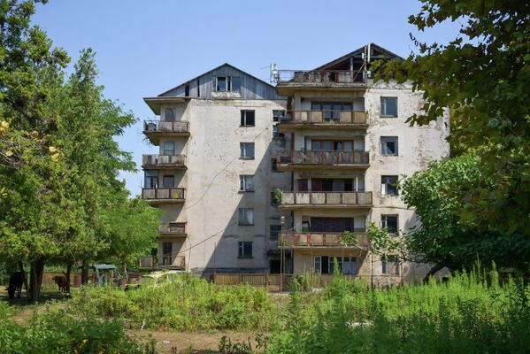 Эти заброшенные пятиэтажные дома находятся в селе Гудаахуч Галского района. В советское время оно называлось Приморск, это было одно из немногих сел района с выходом к морю. - Sputnik Абхазия