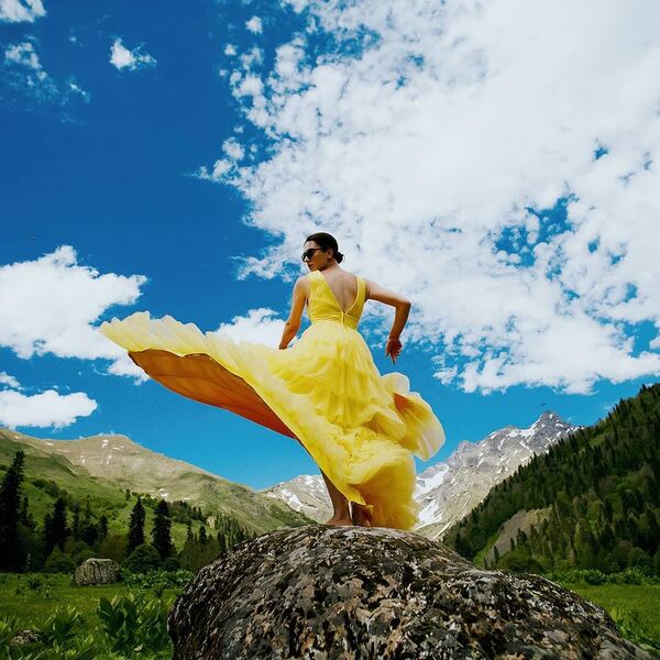 В долине черных тюльпанов в районе Ауадхары девушка позирует в ярко-желтом платье. - Sputnik Абхазия