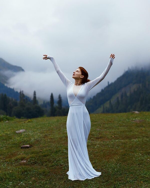 Туристка в белом платье, позади нее белые облака – еще одна находка фотографа. - Sputnik Абхазия
