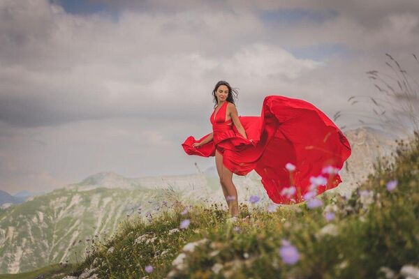 Лучше гор могут быть только горы, где отдыхает красивая девушка в красном платье. - Sputnik Абхазия