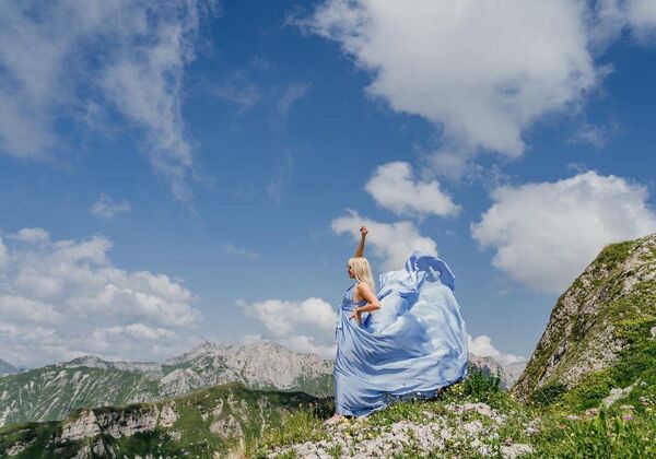 А эта фотография сделана на Кушонском перевале. Цвет платья туристки гармонично смотрится на фоне неба. - Sputnik Абхазия