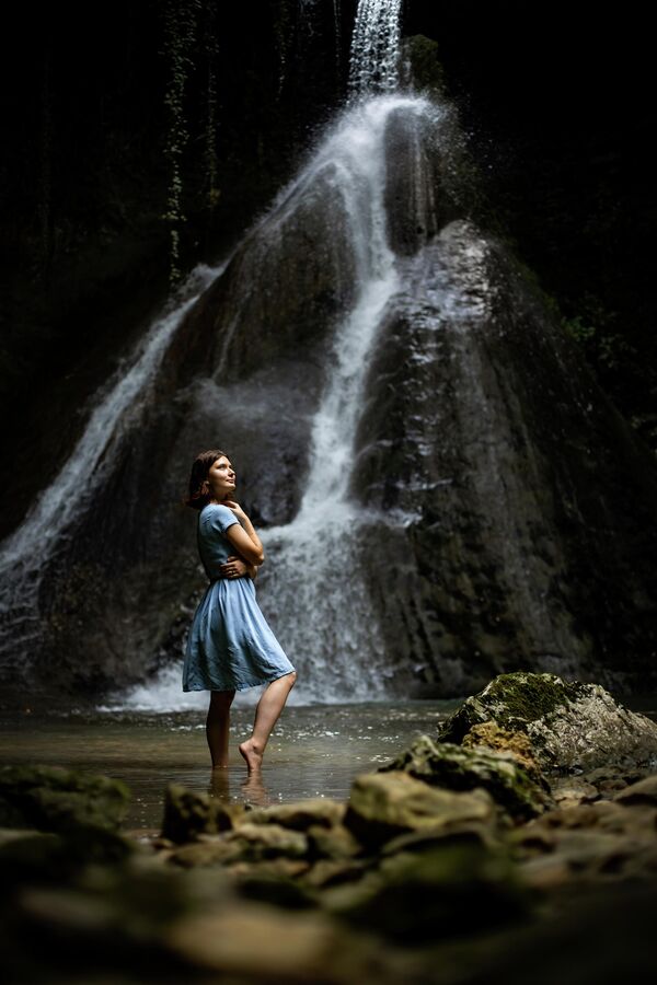 Девушка решила запечатлеть себя на фоне знаменитого Шакуранского водопада. - Sputnik Абхазия