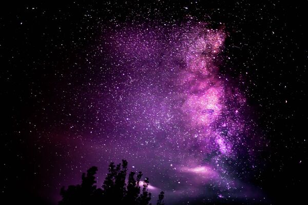Он образуется в результате свечения огромного количества звезд, в некоторых участках закрытых облаками межзвездного газа и пыли. - Sputnik Абхазия