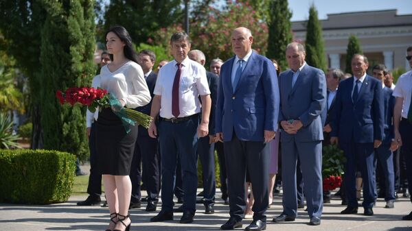 Возложение цветов в День признания независимости Абхазии 2022 - Sputnik Абхазия