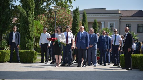 Возложение цветов в День признания независимости Абхазии 2022 - Sputnik Аҧсны