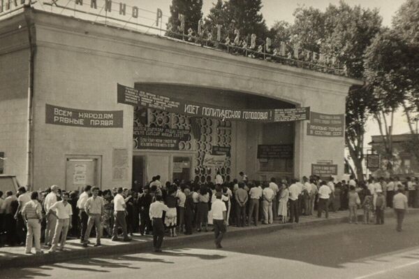 Забастовка в Ткуарчале в 1989 году. Архивное фото - Sputnik Абхазия