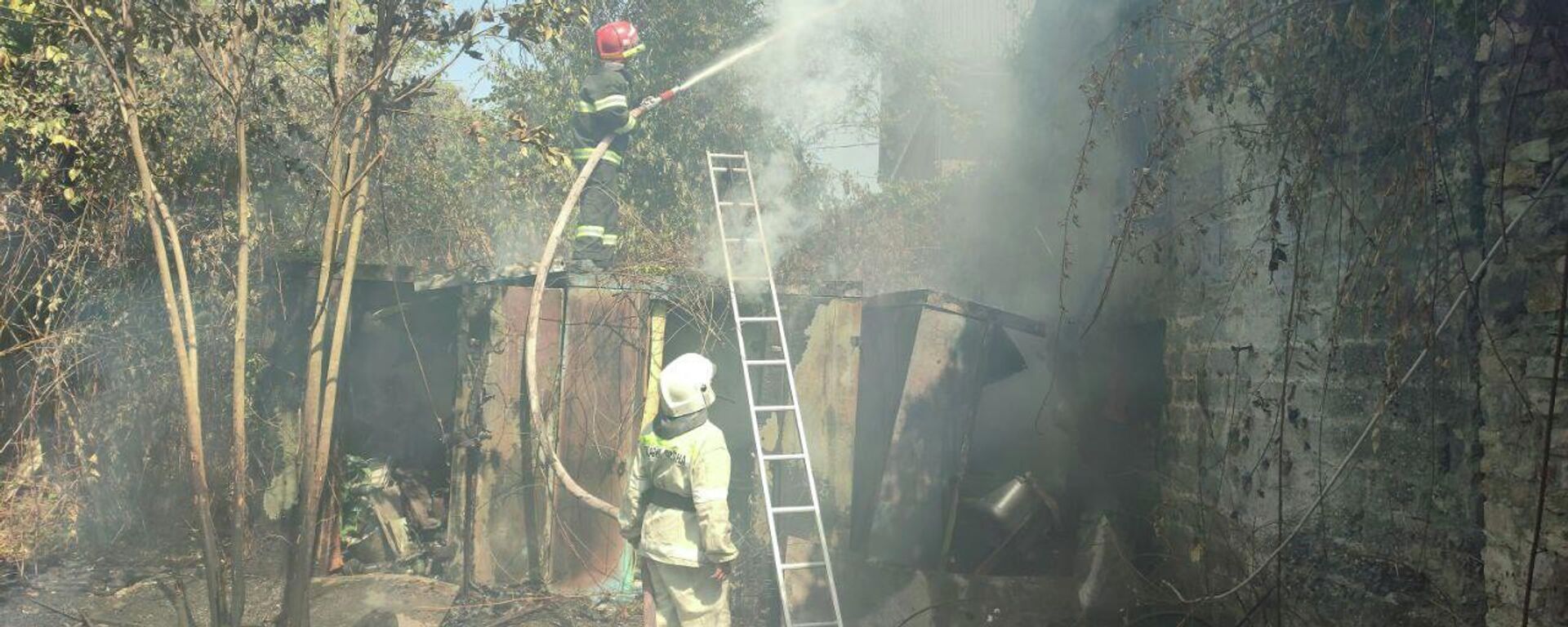Спасатели МЧС потушили пожар в Сухуме, угрожавший жилым домам - Sputnik Абхазия, 1920, 29.08.2022