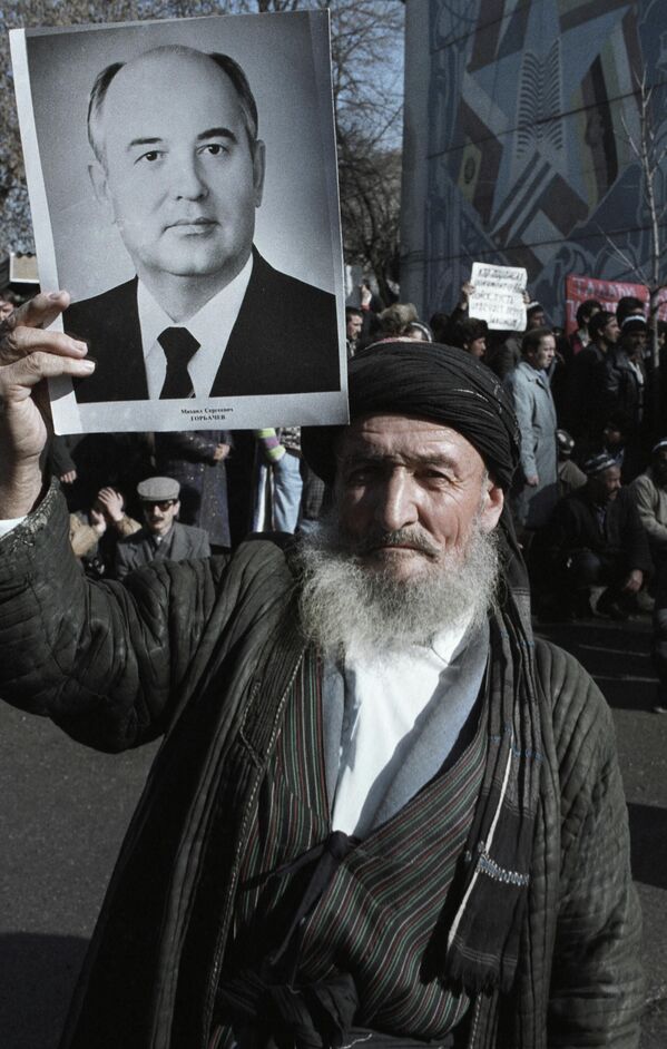 Пожилой таджик на митинге с портретом Михаила Горбачева - Sputnik Абхазия