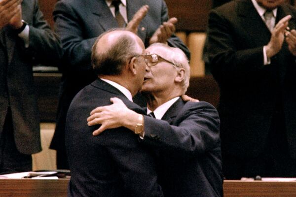 Советский лидер Михаил Горбачев и генеральный секретарь компартии ГДР Эрик Хонеккер в Восточном Берлине, 17 апреля 1986 года. - Sputnik Абхазия