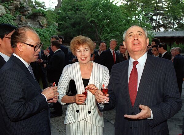 Михаил и Раиса Горбачевы с премьер-министром Китая и генсеком компании КНР Чжао Цзыян, 16 мая 1989 года. В апреле-июне 1989 года будут проходить студенческие протесты на пекинской площади Тяньаньмэнь, которые приведут к военному вмешательству и отставке Цзыяна. - Sputnik Абхазия