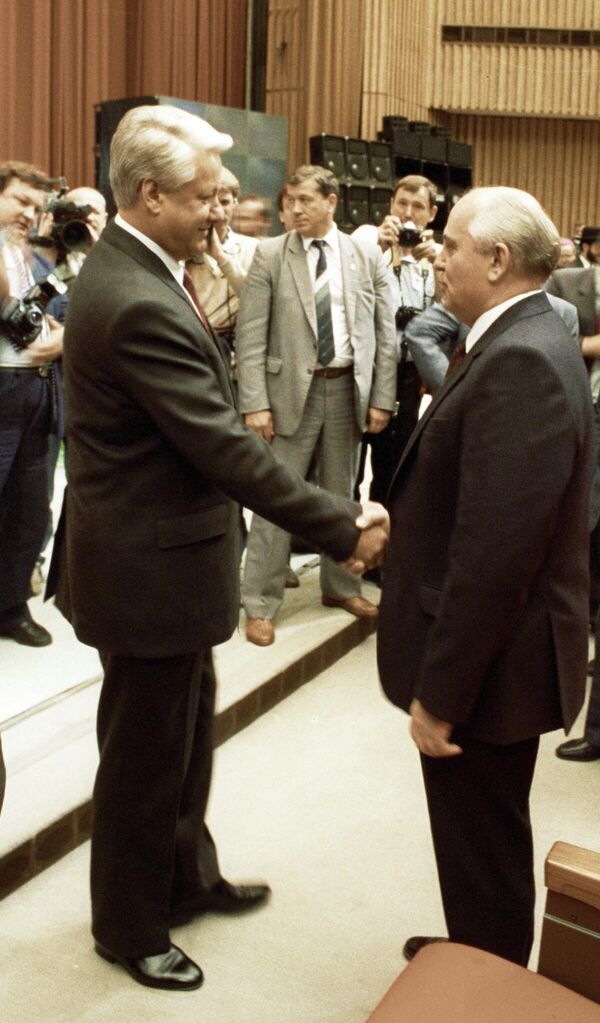 Михаил Горбачев (справа) поздравляет Бориса  Ельцина (слева) с его вступлением в должность президента РСФСР. - Sputnik Абхазия