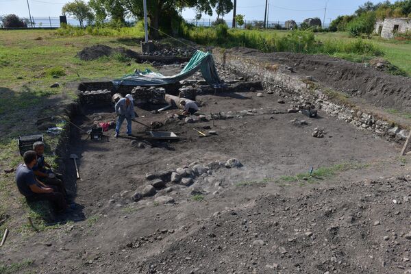 С 1999 года ежегодно на территории крепости ведутся археологические раскопки. - Sputnik Абхазия