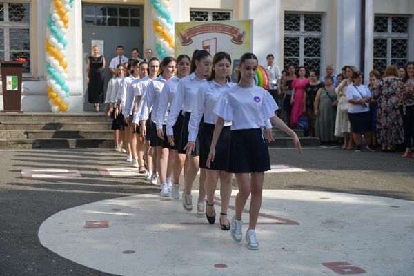 В День знаний в школах традиционно была организована праздничная программа. - Sputnik Абхазия