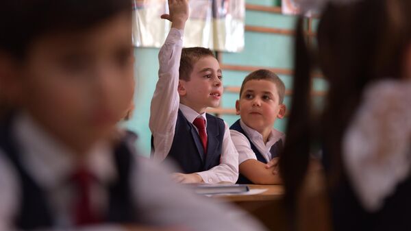 Первый звонок в школах Абхазии - Sputnik Абхазия