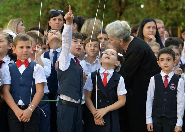 Дети с интересом следят за улетающим воздушным шаром. - Sputnik Абхазия