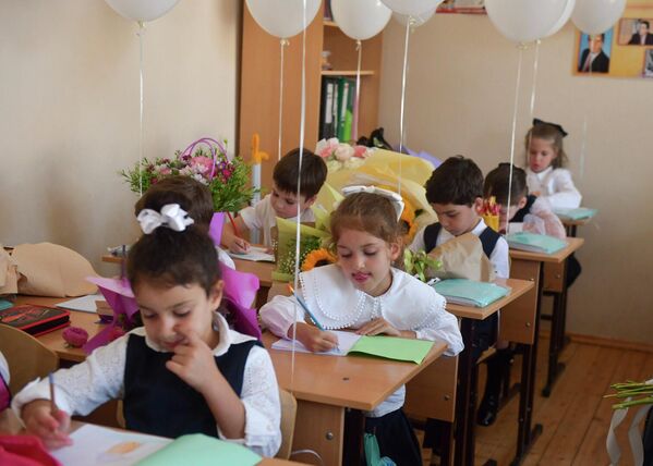Ученики выполняют первое задание учителя.  - Sputnik Абхазия