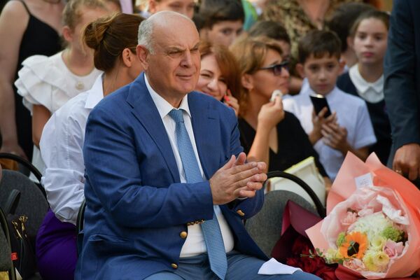 Президент Абхазии Аслан Бжания побывал в первой и девятой школах Сухума. - Sputnik Абхазия