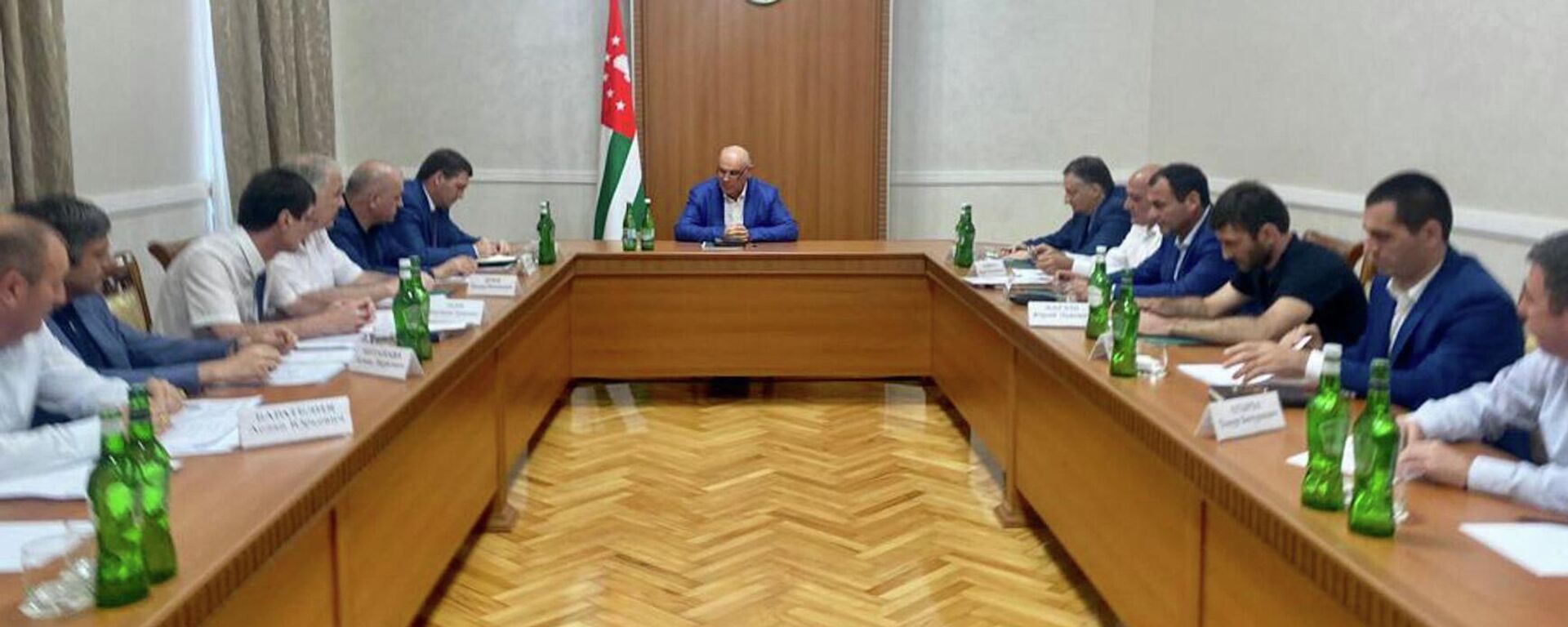 Президент Аслан Бжания провел совещание с главами администраций городов и районов Абхазии - Sputnik Абхазия, 1920, 02.09.2022