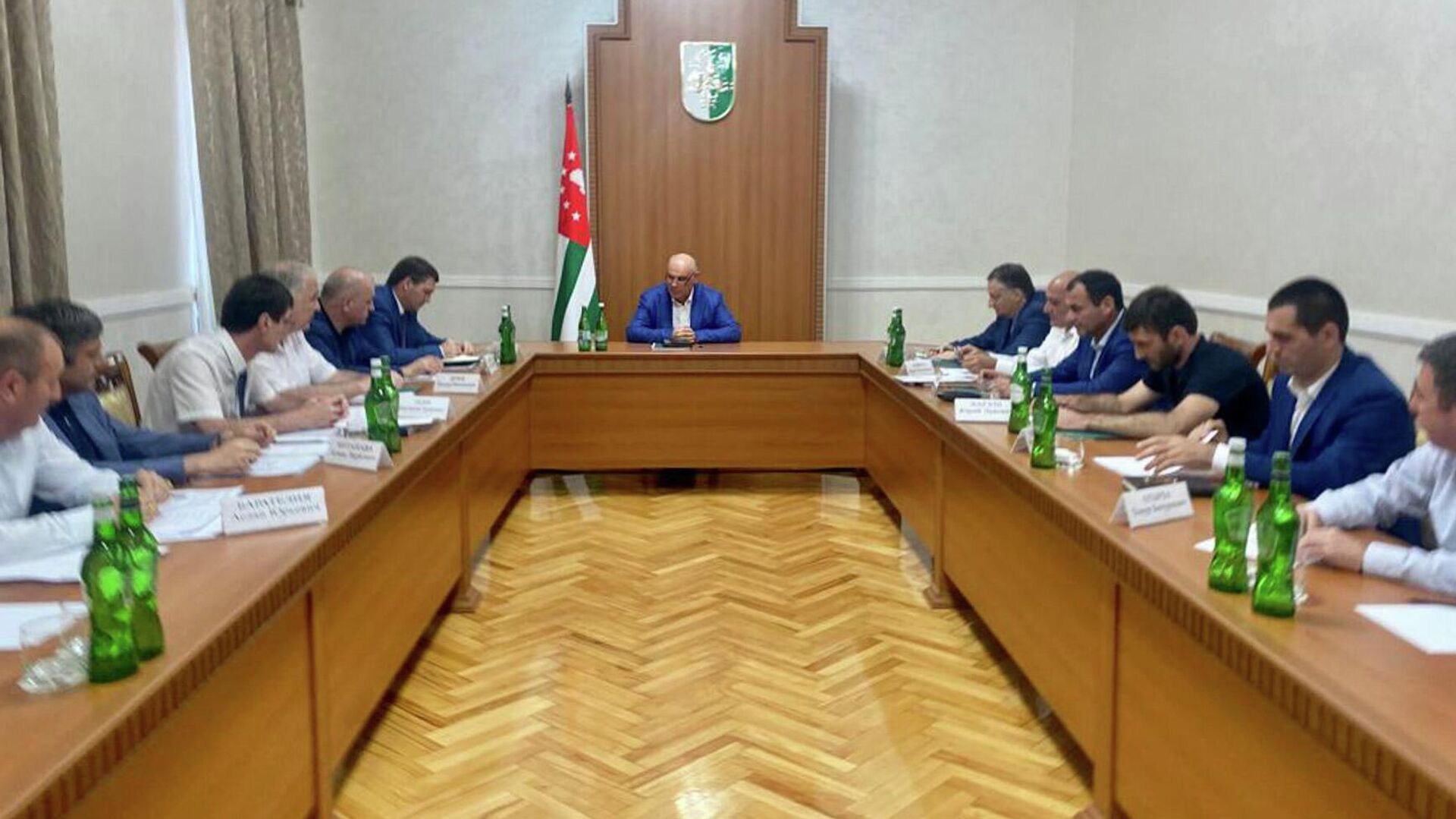 Президент Аслан Бжания провел совещание с главами администраций городов и районов Абхазии - Sputnik Аҧсны, 1920, 02.09.2022