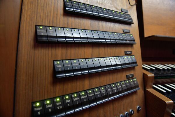 На органе установлено 4500 трубок, 59 регистров, 3 мануала и клавиатуры для ног. - Sputnik Абхазия