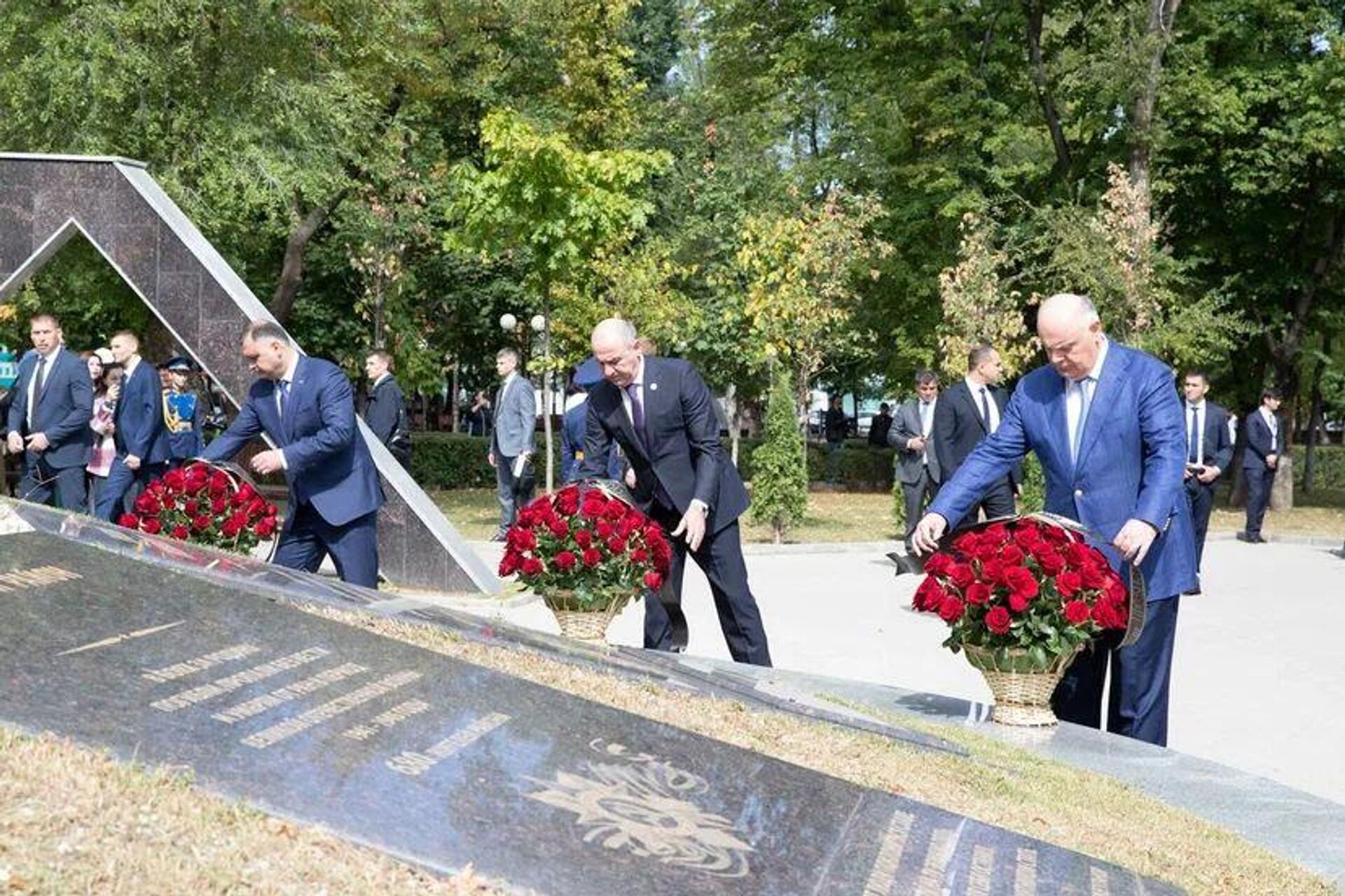Бжания возложил цветы к братской могиле Мемориала Огонь Вечной Славы в Черкесске - Sputnik Абхазия, 1920, 07.09.2022