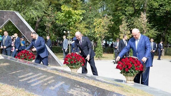 Бжания возложил цветы к братской могиле Мемориала Огонь Вечной Славы в Черкесске - Sputnik Аҧсны