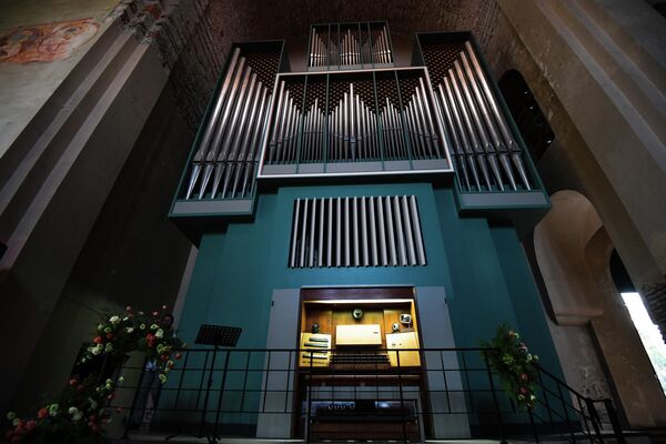 Сам орган был установлен в      пицундском соборе в 1975 году. Его высота 11 метров, вес - 20 тонн. - Sputnik Абхазия