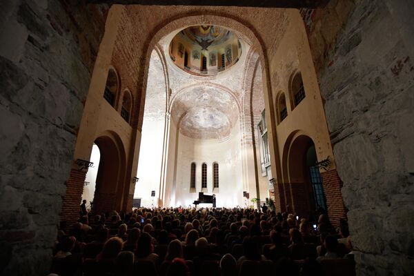 Профессиональные      музыканты отмечают великолепную акустику в концертном зале собора. - Sputnik Абхазия