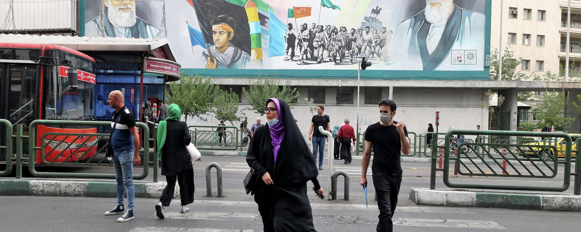 Иранцы проходят мимо рекламного щита с изображением верховного лидера Ирана аятоллы Али Хаменеи и аятоллы Рухоллы Хомейни в столице Тегерана - Sputnik Абхазия, 1920, 09.09.2022