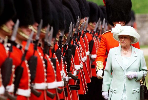 Королева была Верховным главнокомандующим вооружёнными силами Великобритании, верховным правителем Церкви Англии, Главой Содружества Наций и монархом в 14 независимых государствах. - Sputnik Абхазия