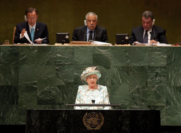 Королева дважды выступала на заседании Генеральной Ассамблеи ООН – в 1957 и 2010 годах. В первой речи Елизавета выразила надежду, что организация будет служить высоким целям, которые заложены в ее уставе. Второе выступление было посвящено таким вопросам, как борьба с терроризмом и изменение климата. - Sputnik Абхазия