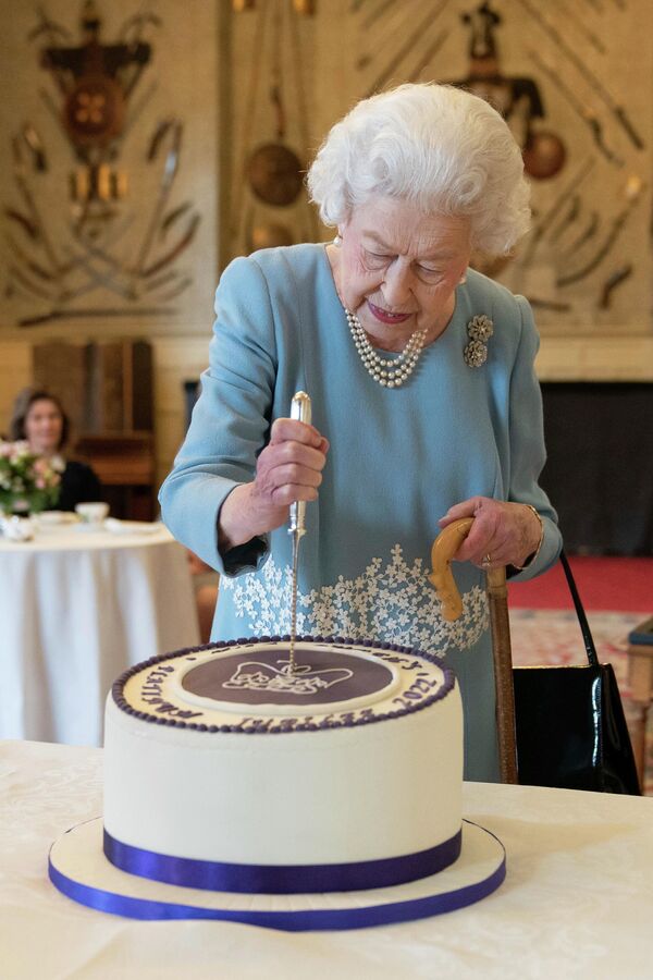 В честь семидесятой годовщины своего правления в этом году королева символически разрезала торт на приеме в Сандрингеме. - Sputnik Абхазия