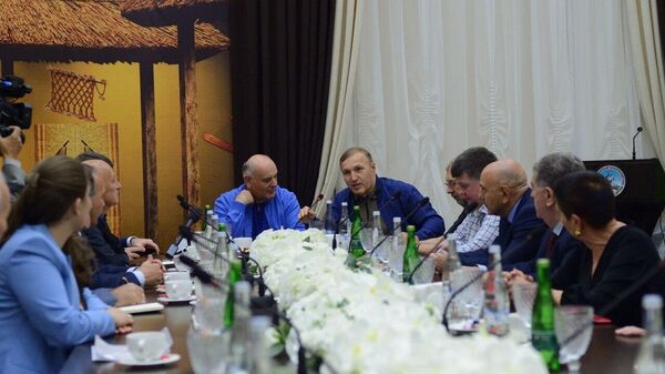 Аслан Бжания встретился с добровольцами в Адыгее - Sputnik Абхазия