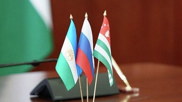 Флаги Башкиртастан, России и Абхазии  - Sputnik Аҧсны