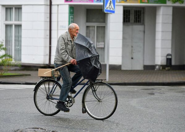 Дедушка на велосипеде в совершенстве овладел мастерством вождения двухколесного транспорта. - Sputnik Абхазия