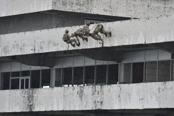 Силовики на тросах спускаются с крыши на второй этаж морвокзала. - Sputnik Абхазия