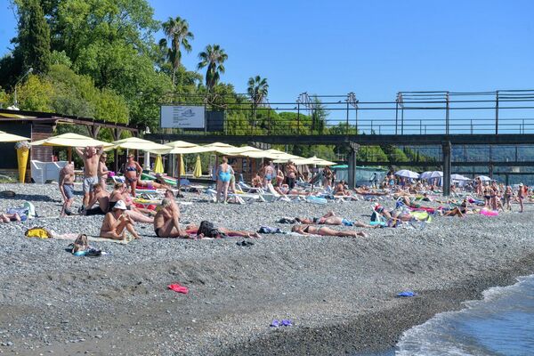 Многие пляжи заполнены даже в “бархатный” сезон. - Sputnik Абхазия