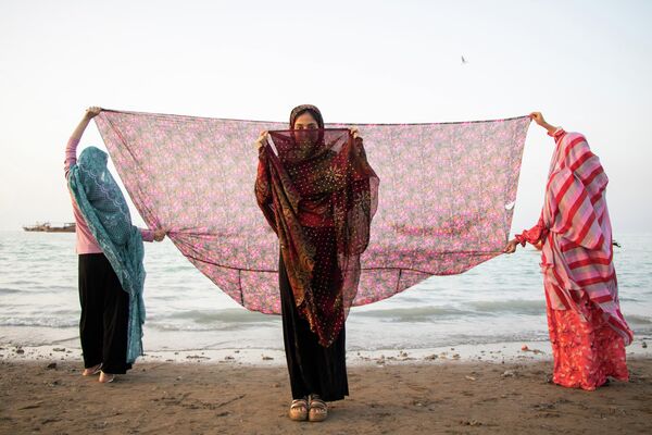 На фото девушки-фотографа из Ирана Шагхае Шаянкха &quot;Тайные мечты&quot; женщины в паранджах идут за своей мечтой, несмотря на все ограничения. - Sputnik Абхазия