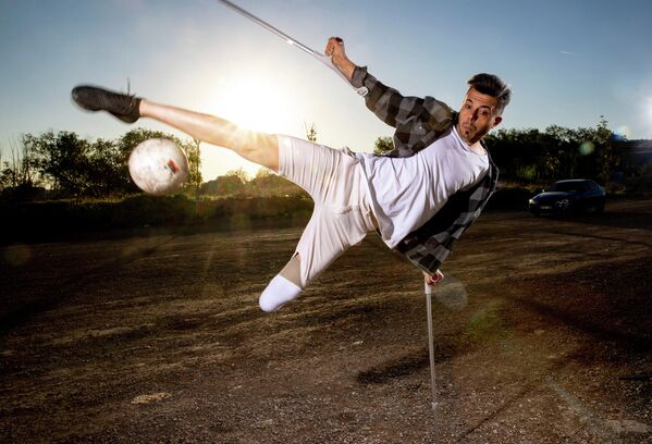 На фото &quot;Сильные крылья, ноги из стали&quot; турецкий фотограф Эрджин Эртюрк снял футбольный матч, в котором принимали участие спортсмены с ампутированными конечностями. - Sputnik Абхазия